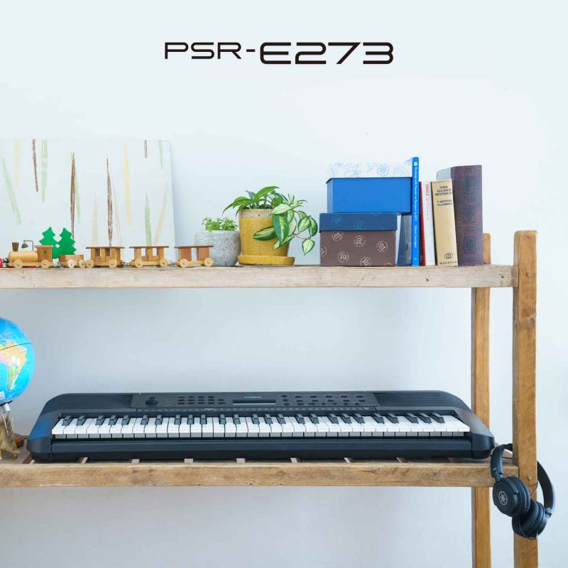 PSR-E273-02-lifestyle